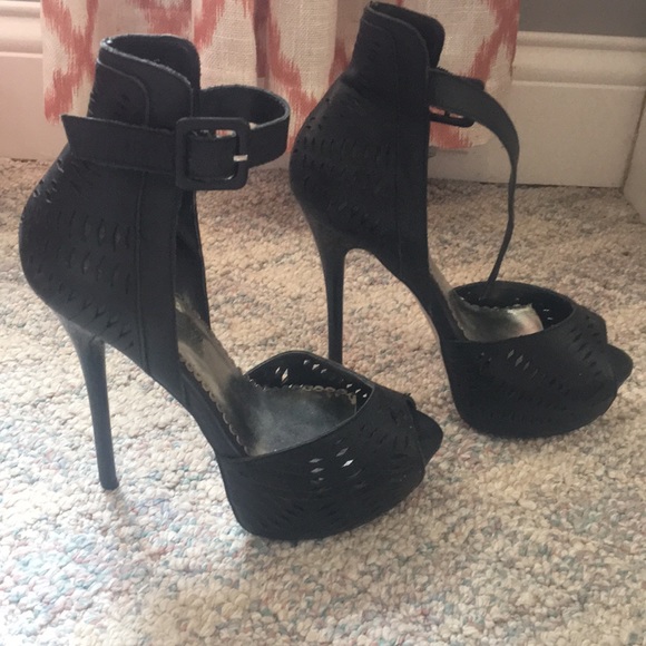 heels - Picture 2 of 7